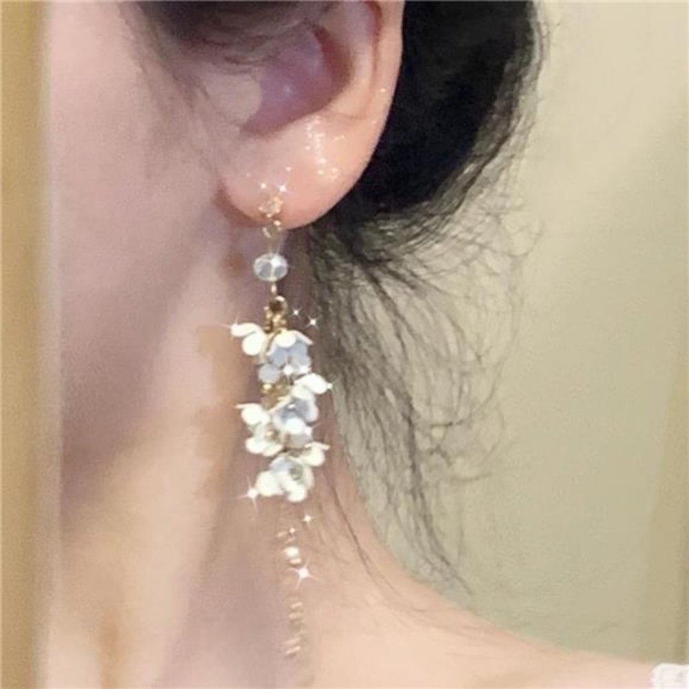 Boho White Flower Statement Stud Earrings Long 3D Petal Drop Dangle‎ Earrings - Picture 4 of 6